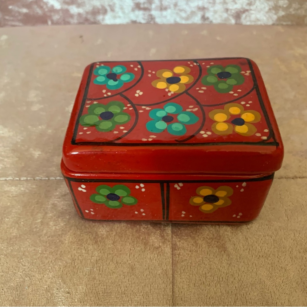 👗Painted Red Floral Terracotta Trinket Box